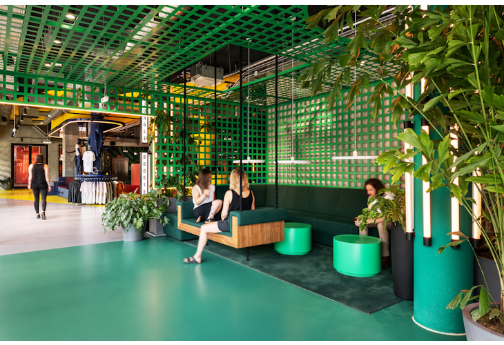 Social Hub Vienna Hospitality design by Studio Königshausen. Our primary focus was elevating the communal experience, particularly within the lobby area. We aimed to maintain an open, diverse, playful atmosphere while carving out intimate and inviting spaces. 